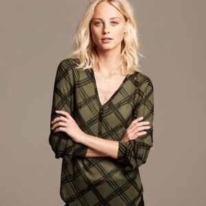 Banana Republic army green and black Henley top size small